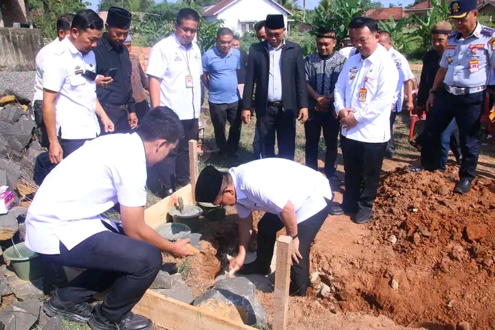 Pj . Bupati Lampung Utara Melakukan Peletakan Batu Pertama Pembangunan Masjid Al - Fath.