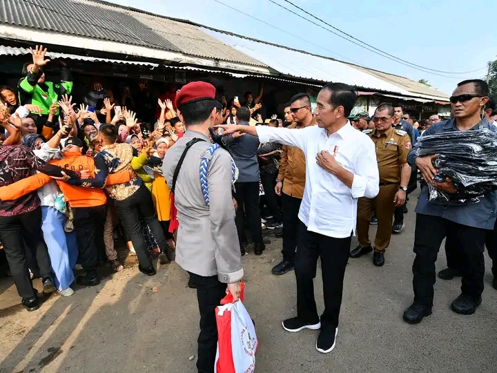 Antusiasme Warga Lampung Utara  Sambut Kunjungan Presiden Jokowi ke Pasar Sentral kotabumi