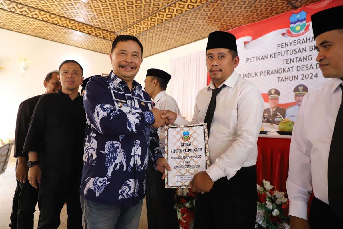 Penjabat Bupati Garut Barnas Adjidin Serahkan NIPD sebagai Identitas Resmi Perangkat Desa