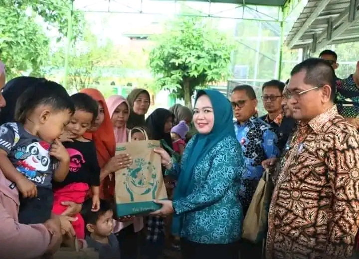 Pj Bupati Lampura  Serahkan  Bantuan  Bapak  Asuh Anak Stunting di  Kotabumi.