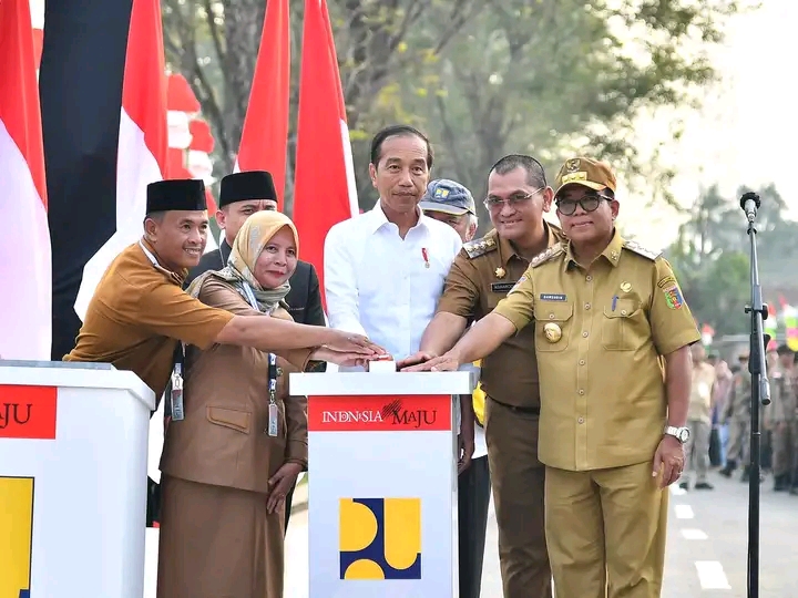 Presiden Jokowi  Resmikan  Infrastruktur  Jalan di Lampung Utara,  Percepat  Mobilitas  Barang. dan. Orang