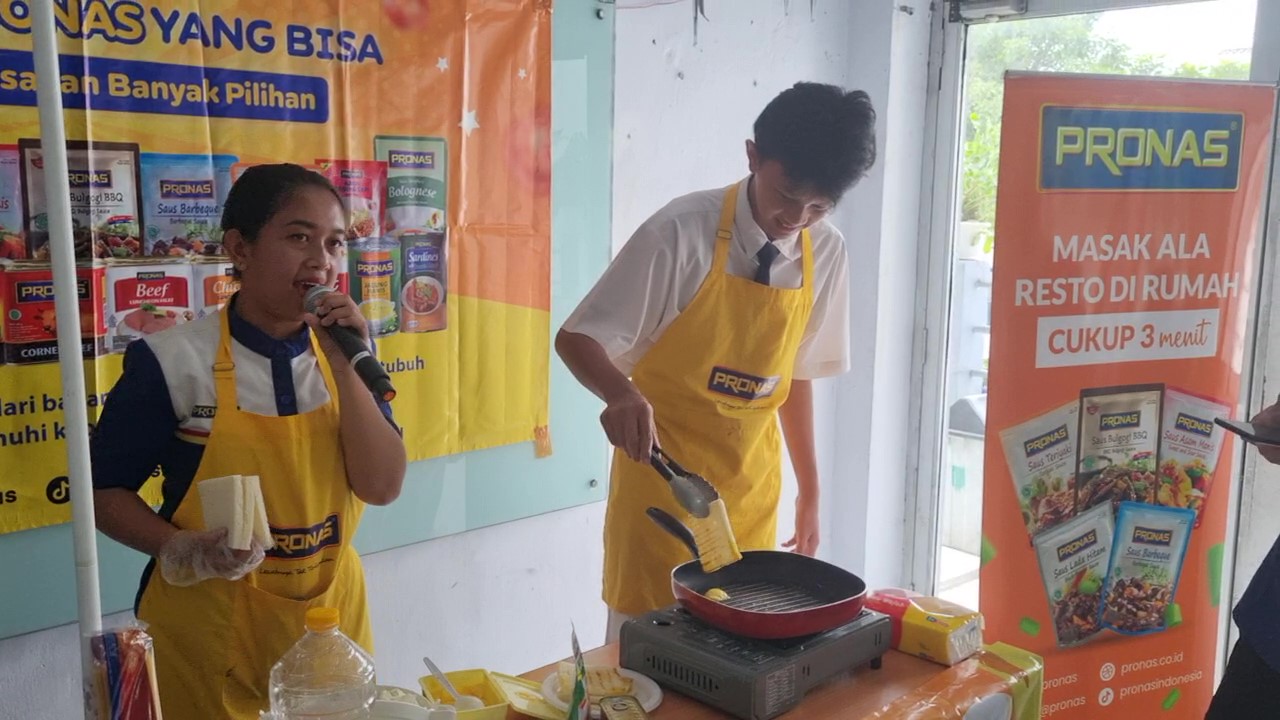 Potret partisipasi aktif siswa dalam kegiatan memasak produk Pronas (Sumber: Dokumentasi pribadi)