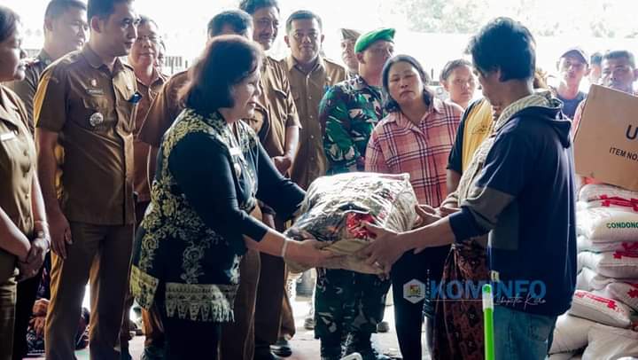 Bupati Karo, Cory Sebayang Serahkan Bantuan kepada Korban Bencana Kebakaran di Desa Dokan