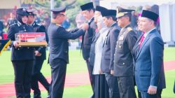 Moment Puncak Peringatan Hari Bhayangkara ke 78 Polda Sumsel, Kapolri Anugerahkan Penghargaan Tokoh Sumatera Selatan