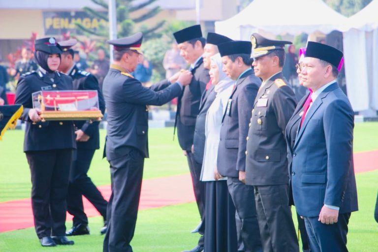 Moment Puncak Peringatan Hari Bhayangkara ke 78 Polda Sumsel, Kapolri Anugerahkan Penghargaan Tokoh Sumatera Selatan