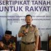 Penyerahan Sertifikat Tanah Sistematis Lengkap/PTSL di Desa Bence Kedungjajang di Kabupaten Lumajang