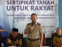 Penyerahan Sertifikat Tanah Sistematis Lengkap/PTSL di Desa Bence Kedungjajang di Kabupaten Lumajang