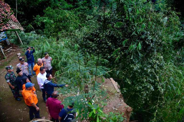 Tinjau Lokasi Bencana Longsor Tasikmalaya, Bey Pastikan Penanganan Berjalan Optimal