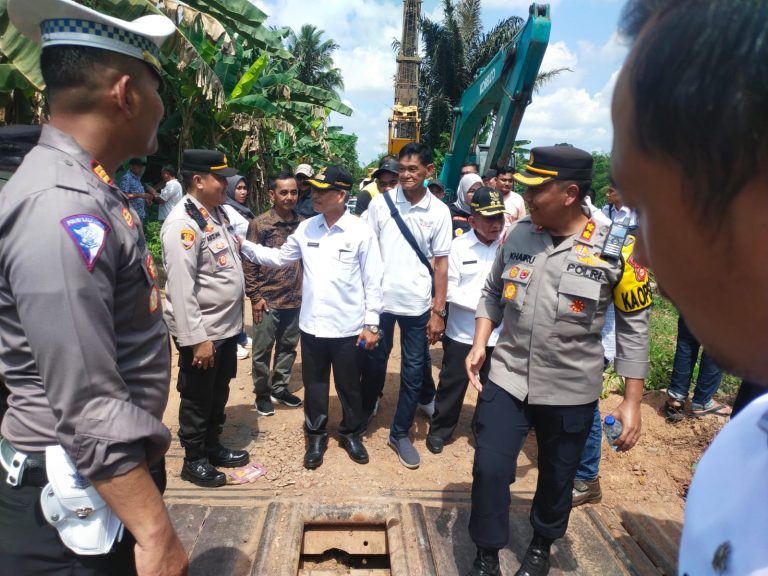 Bersama Wabup,Kapolres PALI Tinjau Pembangunan Jembatan Desa Muara Sungai