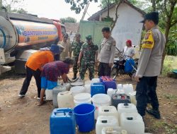 Polsek Klabang Berikan Bantuan Air Bersih di Desa Karanganyar yang Terdampak Kekeringan