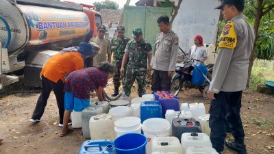 Polsek Klabang Berikan Bantuan Air Bersih di Desa Karanganyar yang Terdampak Kekeringan