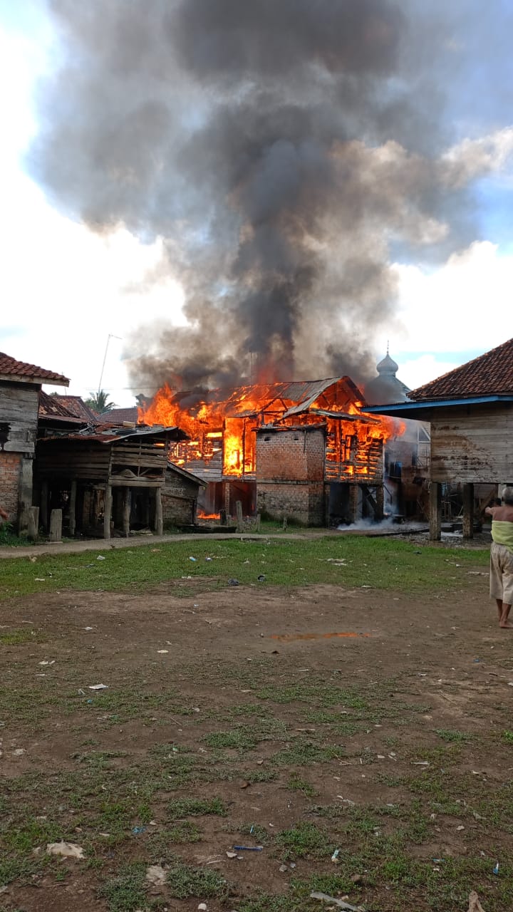 Sijago Merah Mengamuk,3 Rumah Hangus Terbakar Di Desa Curup Tanah Abang