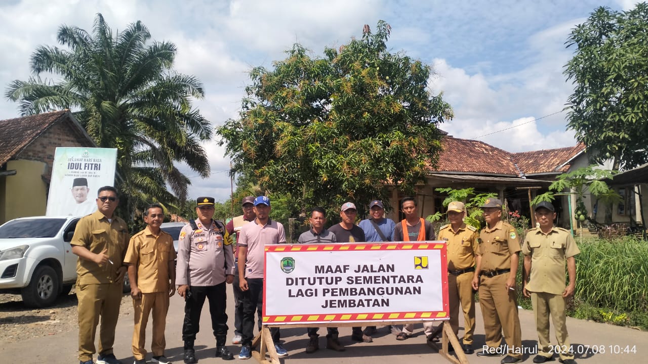 Polres PALI Gelar Simulasi Penutupan Jalan untuk Dukung Pembangunan Jembatan di Desa Muara Sungai