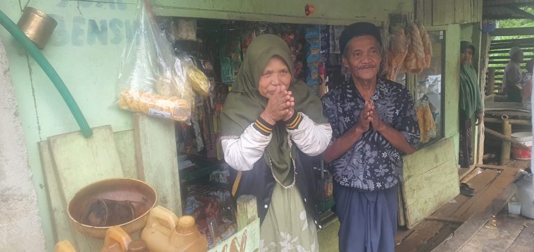 Sepasang Lansia di Tasikmalaya Diberikan Bantuan Untuk Usaha dari Sentra Terpadu Pangudi Luhur Bekasi