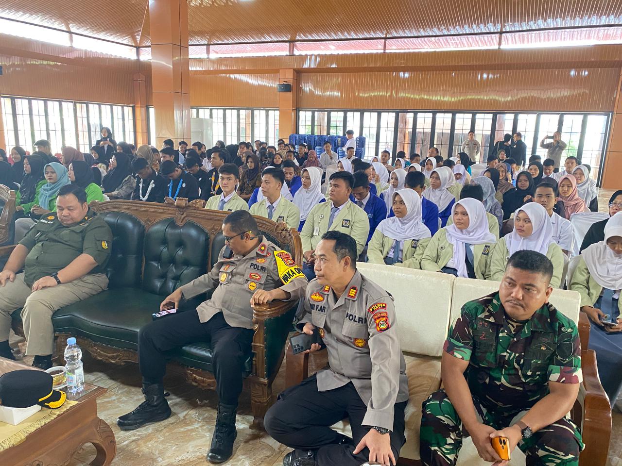 Wakapolres PALI Menghadiri kegiatan Sekolah Demokrasi Yang diselenggarakan Oleh Hima PALI Sumsel di Rumah Dinas Bupati PALI