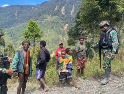 Mempererat Hubungan dengan Masyarakat. Satgas Yonif 509 Kostrad Berbagi Secara Door to Door