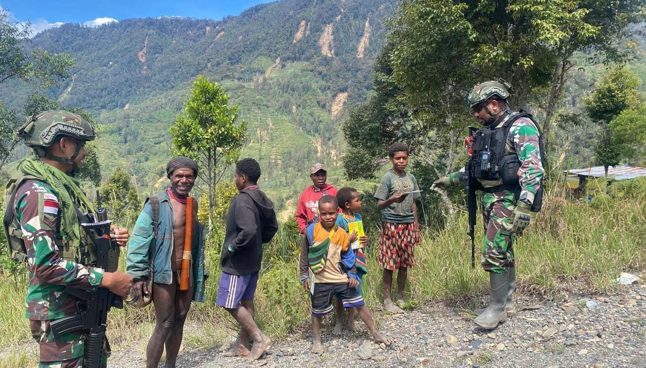 Mempererat Hubungan dengan Masyarakat. Satgas Yonif 509 Kostrad Berbagi Secara Door to Door