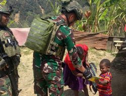 Mempererat Hubungan dengan Masyarakat. Satgas Yonif 509 Kostrad Berbagi Secara Door to Door