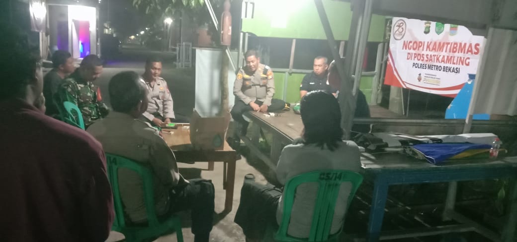 Jalin Kemitraan dengan Masyarakat, Kapolsek Cibarusah Ngopi Kamtibmas bareng Warga