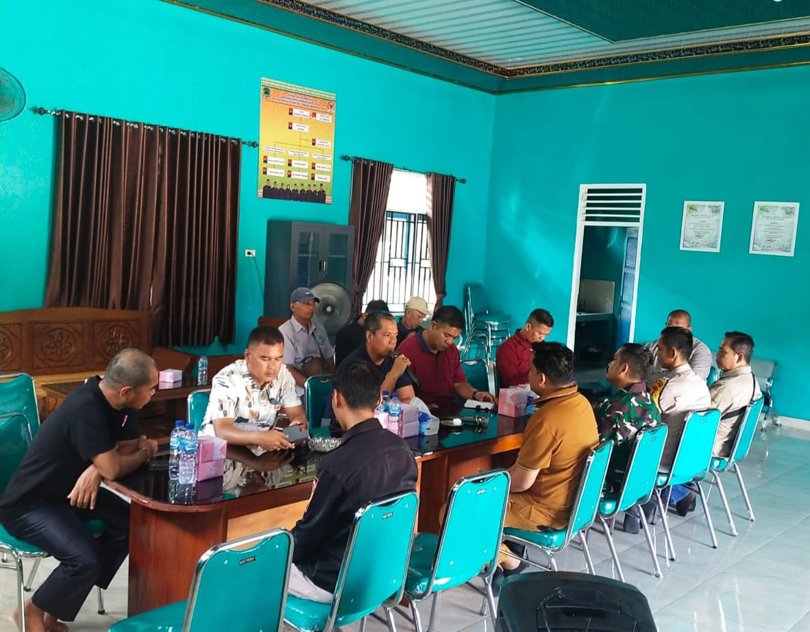 Camat Abab Memimpin Rapat Pembahasan Percepatan Pembangunan Jembatan Produksi di Desa Karang Agung Abab