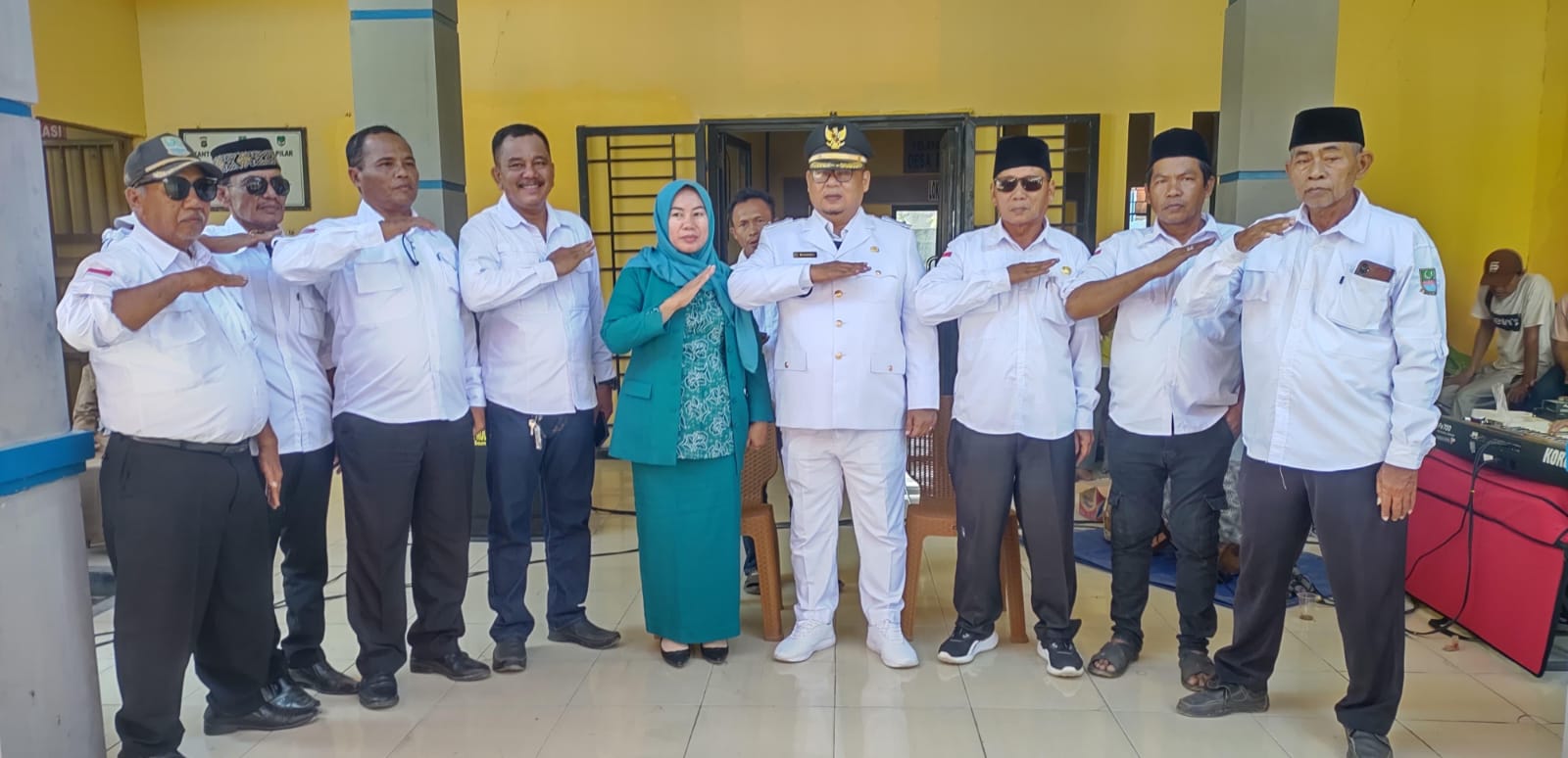 Kades Banjar Sari H.Eri Akadarmadi Bersama Pemdes Adakan Syukuran