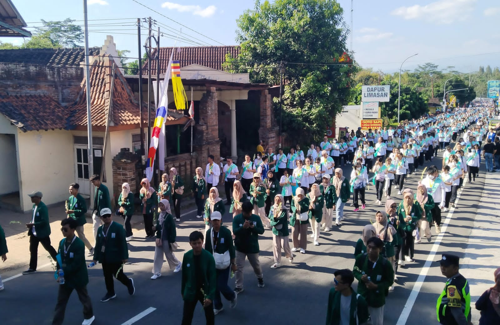 Mahasiswa IAIN Kudus Meriahkan Perjalanan Bakti Indonesia Tipitaka Chanting dan Asalha Mahapuja