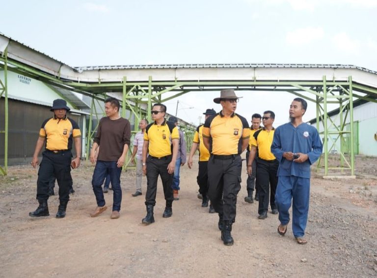 Kapolda Sumsel Tinjau Pabrik Bahan Pokok di Pulau Rimau, Banyuasin