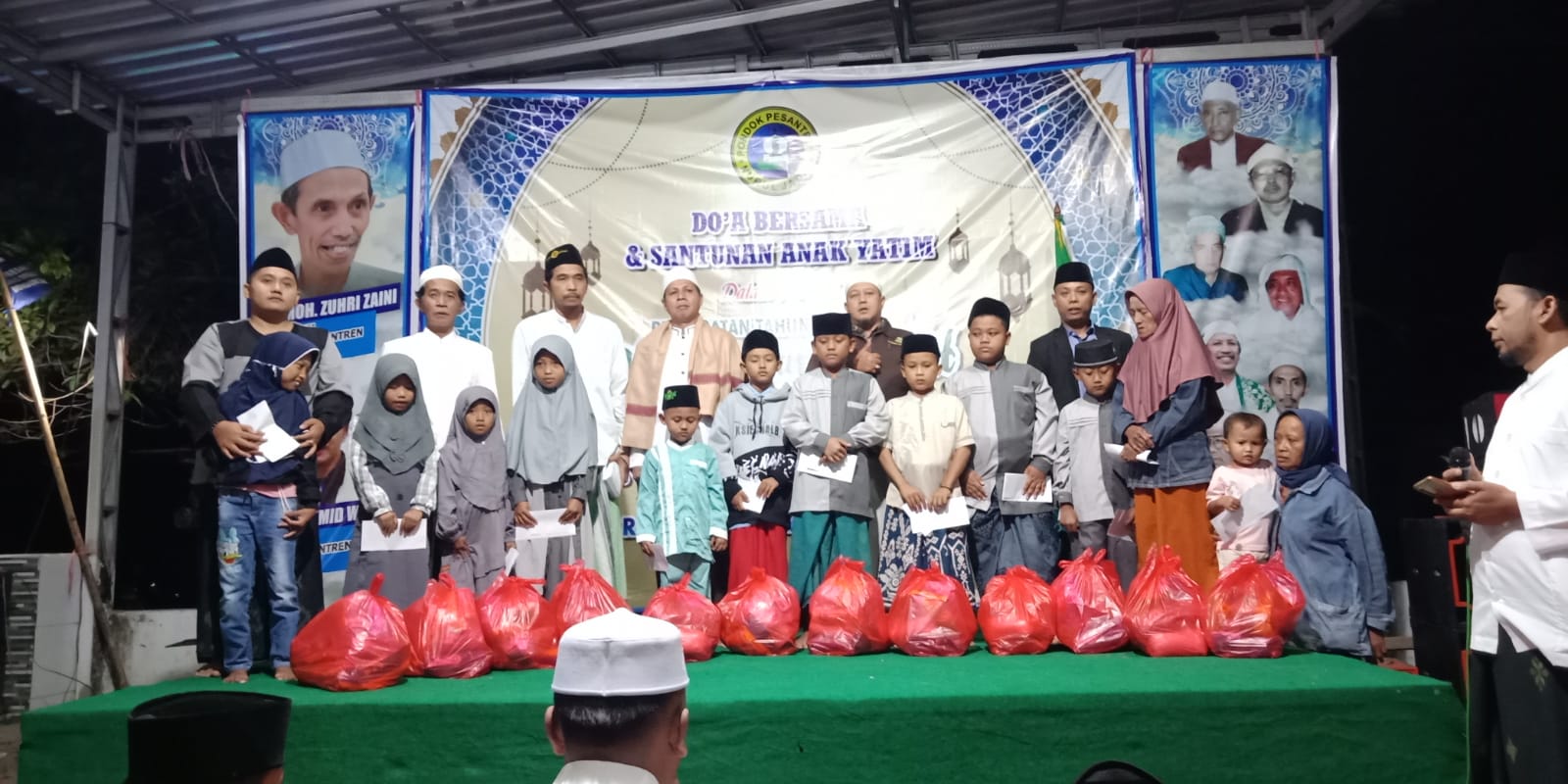 Pembantu Pengurus ponpes Nurul Jadid Paiton Probolinggo Korcam Jambesari Gelar Santunan Anak Yatim Piatu