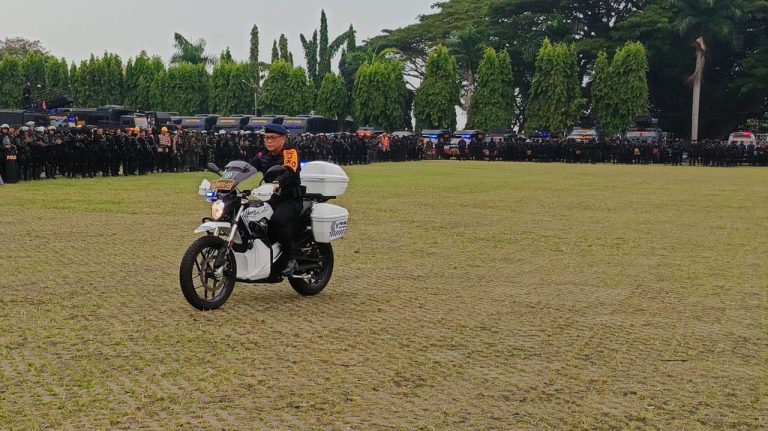 Kala Kapolda Lampung Uji  Langsung  Motor Patroli Dalam  Apel Pengamanan  Pilkada 2024