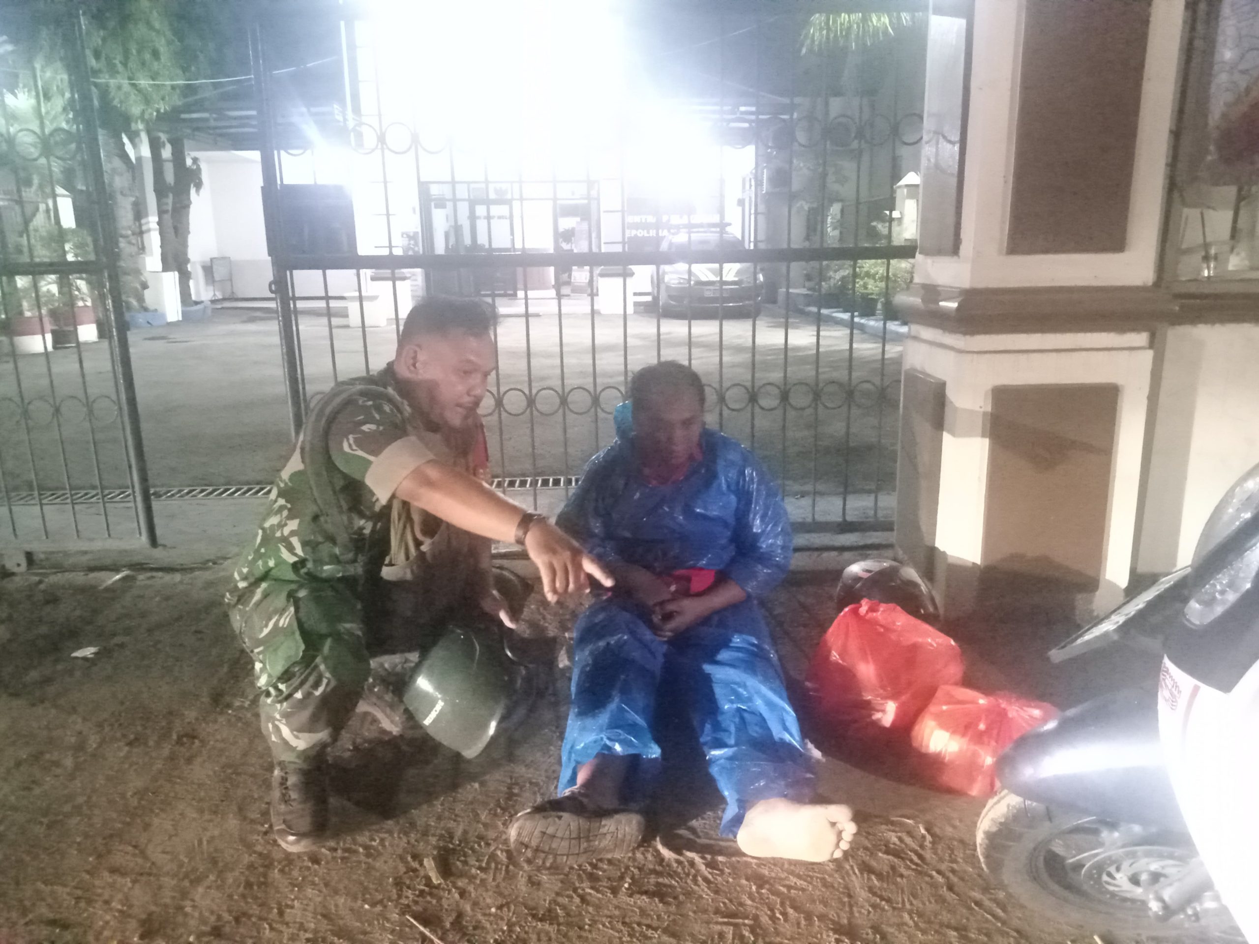 Akibat Jalan Licin Di dekat Mapolsek Serangbaru, Beberapa Pengendara Motor Terjatuh dan Luka