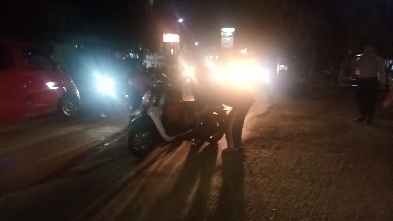 Akibat Jalan Licin Di dekat Mapolsek Serangbaru, Beberapa Pengendara Motor Terjatuh dan Luka