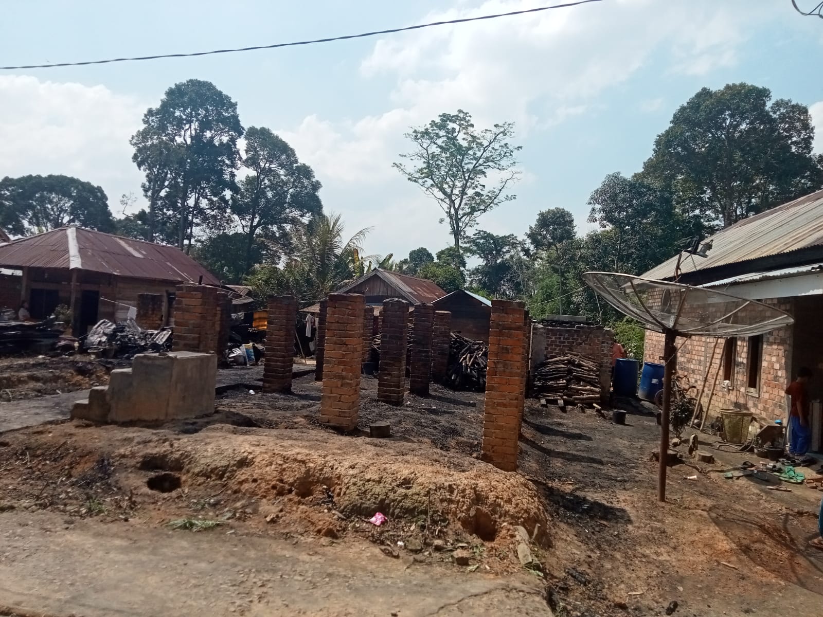 Devi Harianto,SH, MH, Sambangi Korban Kebakaran Rumah DESA SUNGAI BAUNG