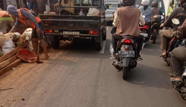 Tidak Gunakan APD, Pekerja Galian PDAM Tirta Asta Depok Diduga Abaikan Kepatuhan K3