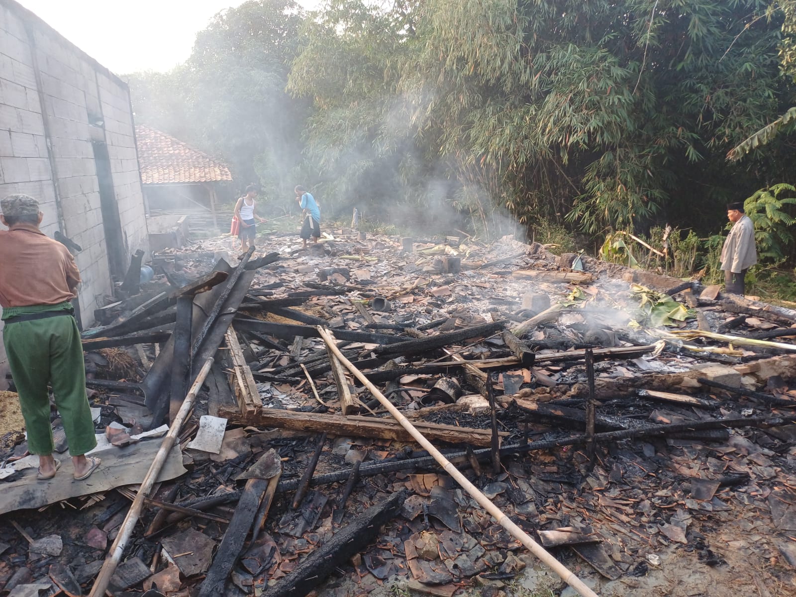 Si Jago Merah Hanguskan Dua Rumah di Kampung Cisadas Cibarusah