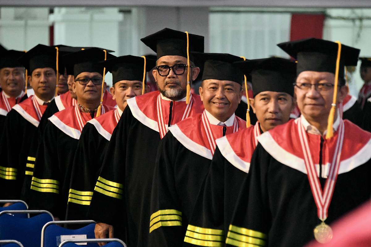 Herman Suryatman Diwisuda sebagai Doktor Ilmu Pemerintahan