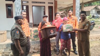 BPBD Kabupaten Bekasi Berikan Bantuan Untuk Korban Kebakaran di Cibarusah
