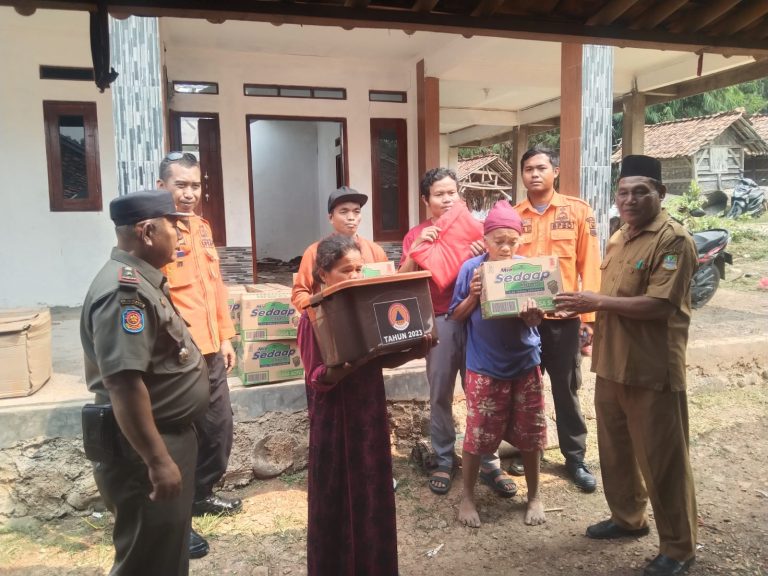 BPBD Kabupaten Bekasi Berikan Bantuan Untuk Korban Kebakaran di Cibarusah