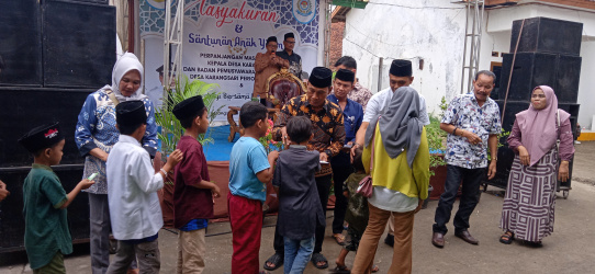 Kades Karang Sari Bao Umbara Adakan Tasyakuran Dan Santunan 100 Anak Yatim Piatu