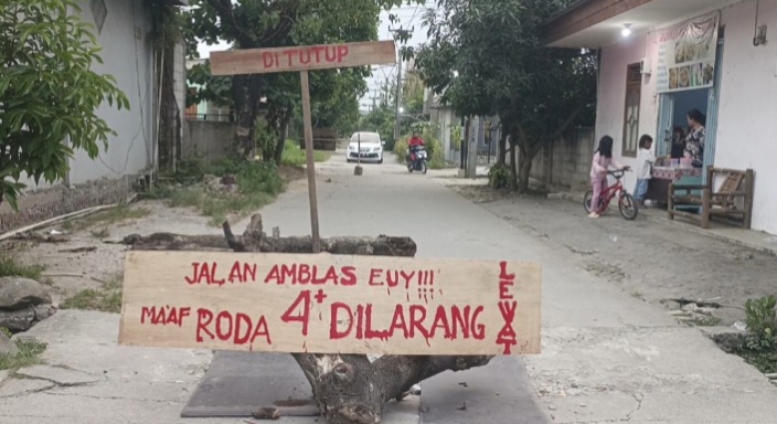 Warga Perum Kota Serang Baru Blokir Akses Pekerjaan Proyek Sekolah, Pemborong Diminta Perbaiki Jalan