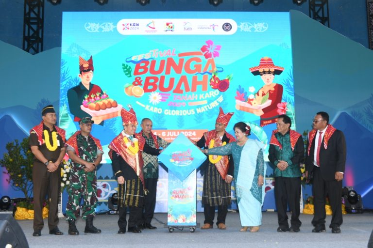 Pj Gubernur Agus Fatoni Sebut Festival Bunga dan Buah Jadi Momentum Banggakan Budaya Karo di Kancah Internasional