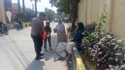 Jum’at Berkah, Polsek Cikarang Barat Bagikan Makanan Disaat Patroli Kewilayahan