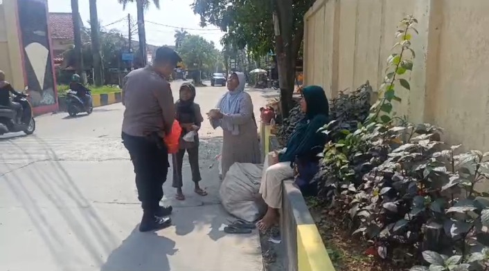 Jum'at Berkah, Polsek Cikarang Barat Bagikan Makanan Disaat Patroli Kewilayahan