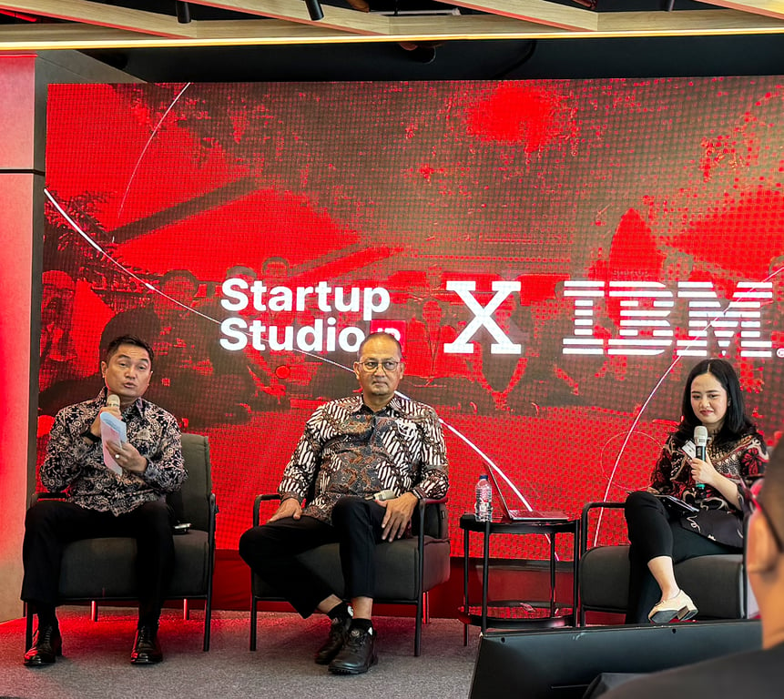 Dari kiri ke kanan: Roy Kosasih, Presiden Direktur PT IBM Indonesia; Semuel Abrijani Pangerapan, Direktur Jenderal Aplikasi & Informatika Kementerian Komunikasi & Informatika Republik Indonesia; Zahra Damariva, Direktur Impactto.