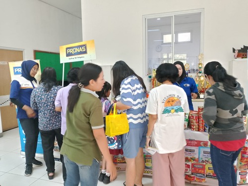 Stand PRONAS di SMP Pelita Kasih yang terlihat ramai dikunjungi oleh Para Orang Tua Peserta. Sumber : Dokumen Pribadi.