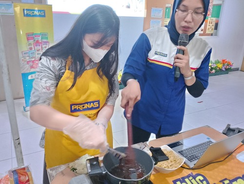 Salah Satu Murid SMP Pelita Kasih yang Memasak Menggunakan PRONAS. Sumber : Dokumen Pribadi.