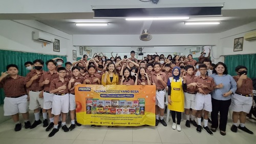 Priska Sahanaya Jelaskan Teknik Public Speaking Efektif Bersama PRONAS di SMP Hati Kudus