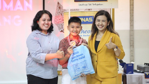 Foto bersama Coach Priska Sahanaya dan pemenang kompetisi public speaking di SMP Hati Kudus. Sumber gambar: Dok. Pribadi.