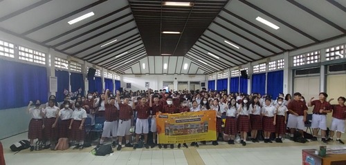 Coach Priska Sahanaya Berdayakan Kemampuan Generasi Muda Melalui Program Public Speaking Goes To School di SMP Tarakanita 2 Bersama Pronas