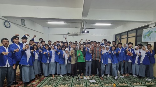 Coach Priska Sahanaya Memaparkan Tips Public Speaking Efektif di SMK 1 Barunawati