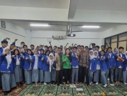 Coach Priska Sahanaya Memaparkan Tips Public Speaking Efektif di SMK 1 Barunawati